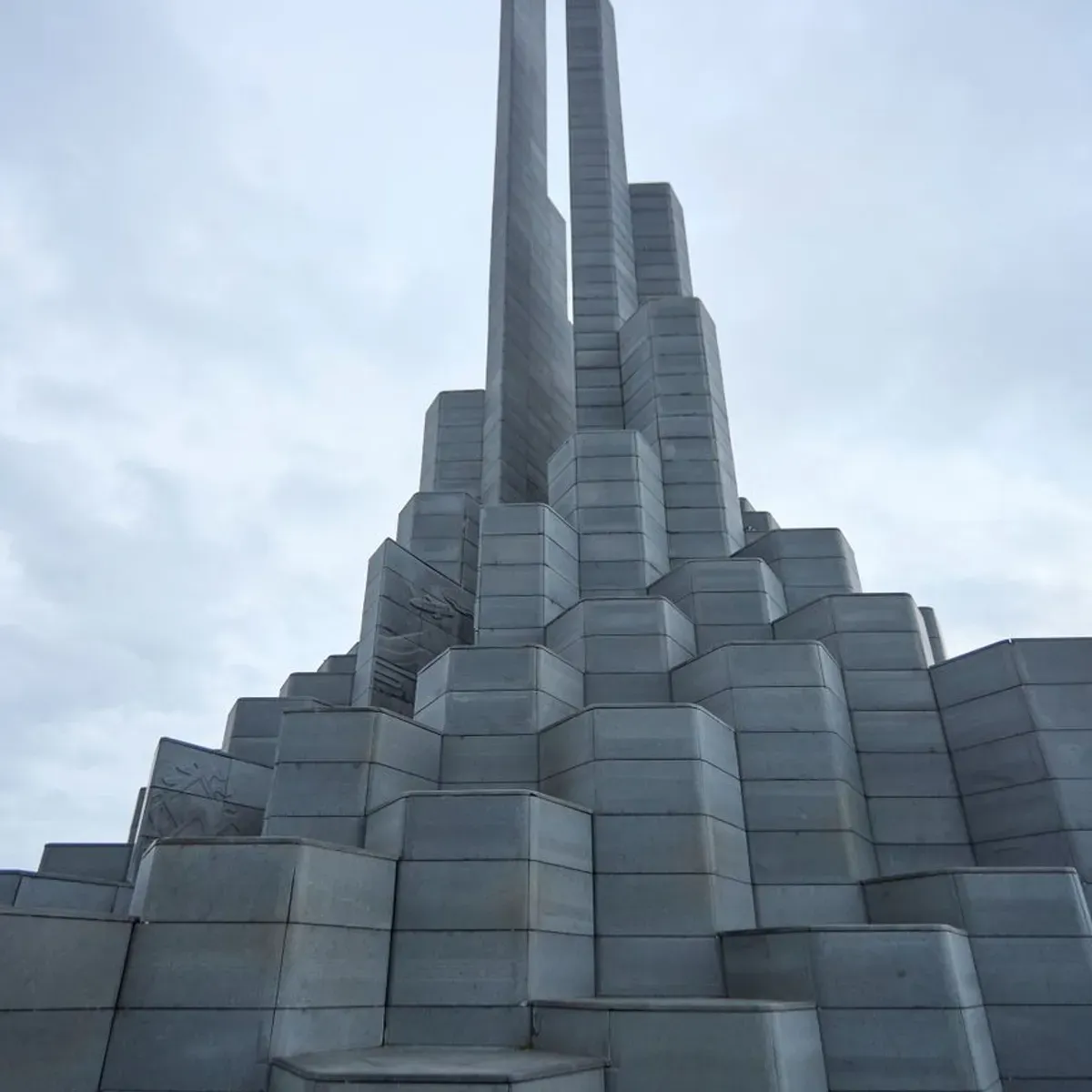Monolithic structural monument